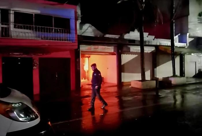 Grupo armado ataca y quema la casa de la alcaldesa y del síndico del municipio de Queréndaro, en Michoacán