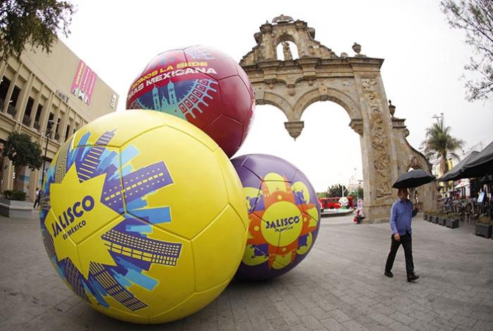 Guadalajara se llena de arte con balones gigantes por el Mundial