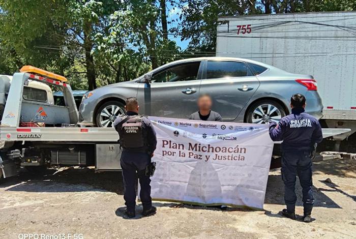 Guardia Civil detiene a hombre por posesión de un auto robado, en Zitácuaro