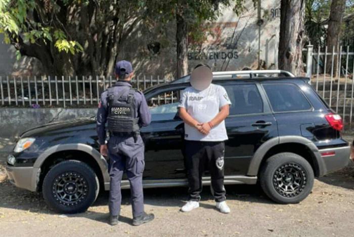 Guardia Civil detiene a un sujeto por conducir un vehículo robado, en Morelia