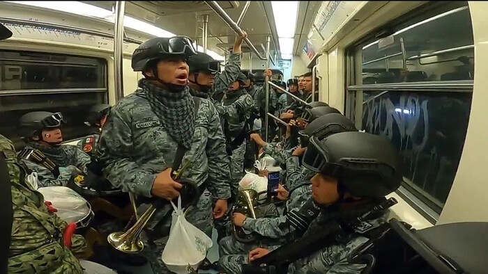 Guardia Nacional viaja en metro para el desfile militar del 16 de Septiembre