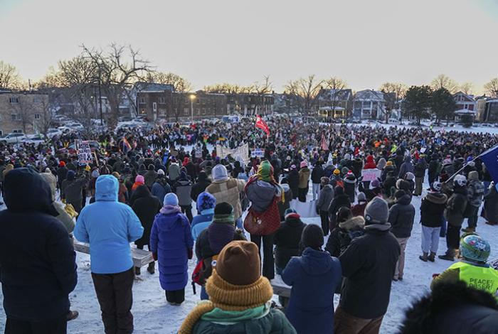 Habitantes de Mineápolis desafían el frío y honran al hombre muerto a manos de federales
