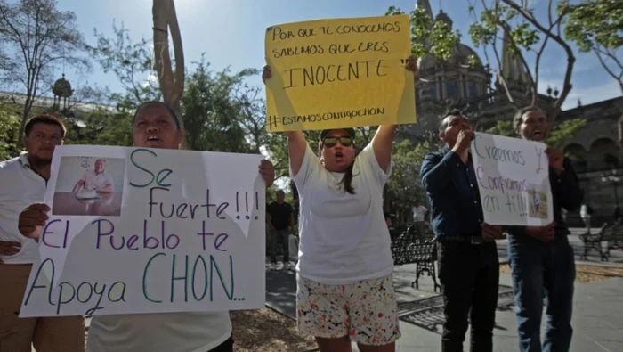 Habitantes de Teuchitlán marchan en defensa de su alcalde imputado por relación con rancho Izaguirre