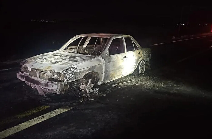 Hallan 2 cadáveres calcinados en auto quemado en Cuitzeo