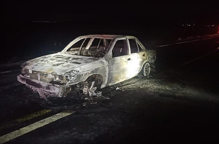 Hallan 2 cadáveres calcinados en auto quemado en Cuitzeo