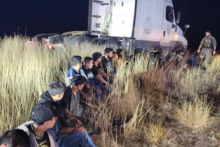 Hallan a 23 migrantes escondidos en el camarote de un camión en Texas