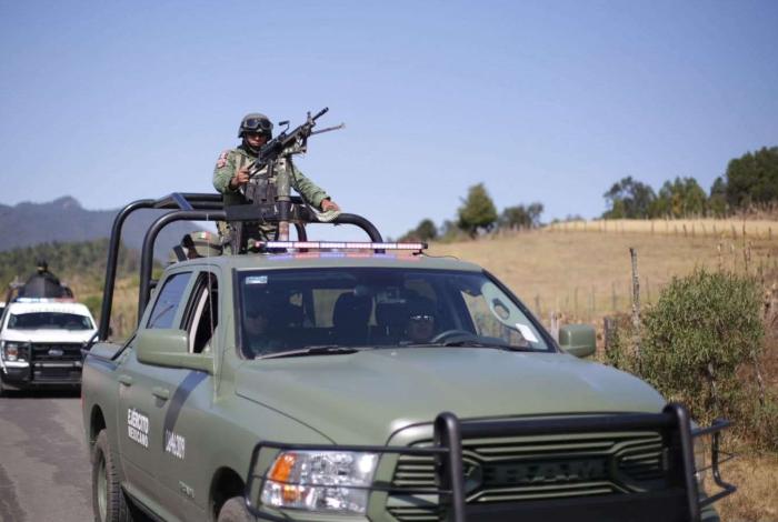 Hallan a dos hombres asesinados en la carretera Uruapan-Paracho; uno estaba dentro de bolsas