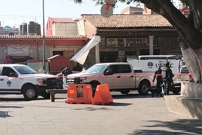 Hallan a un hombre ejecutado y encajuelado a un costado de la plaza principal de Álvaro Obregón