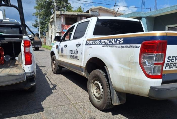 Hallan auto con impactos de bala en la colonia Valle de San Pedro, en Uruapan