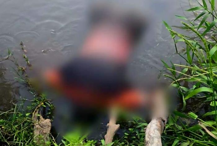 Hallan cadáver flotando en río de Parácuaro