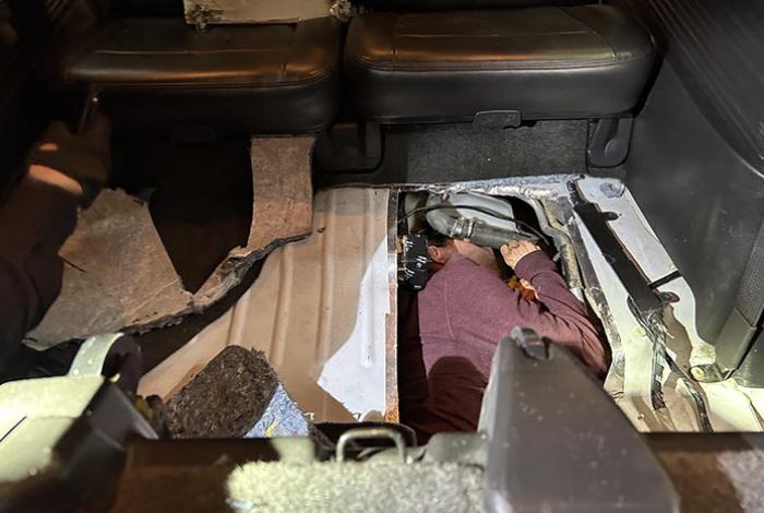 Hallan con quemaduras a un mexicano que entró a EUA oculto en la carrocería de un carro