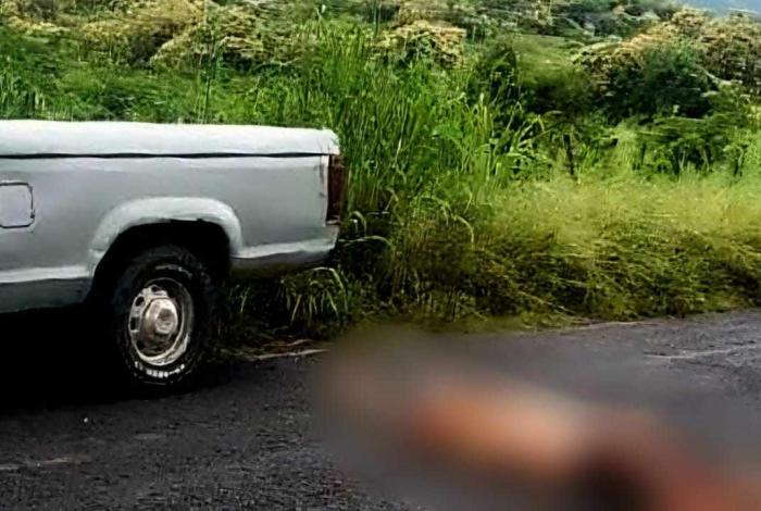 Hallan decapitado a recolector de basura en carretera de Tepalcatepec