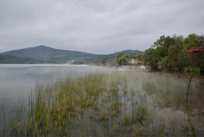 Hasta 50 pipas extraen agua ilegalmente del Lago de Zirahuén, acusan comuneros