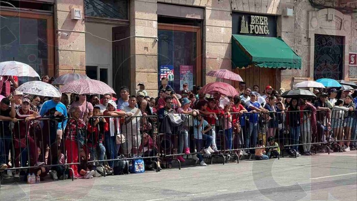 Hasta en 100 pesos está la renta de sillas para ver el desfile del 30 de septiembre