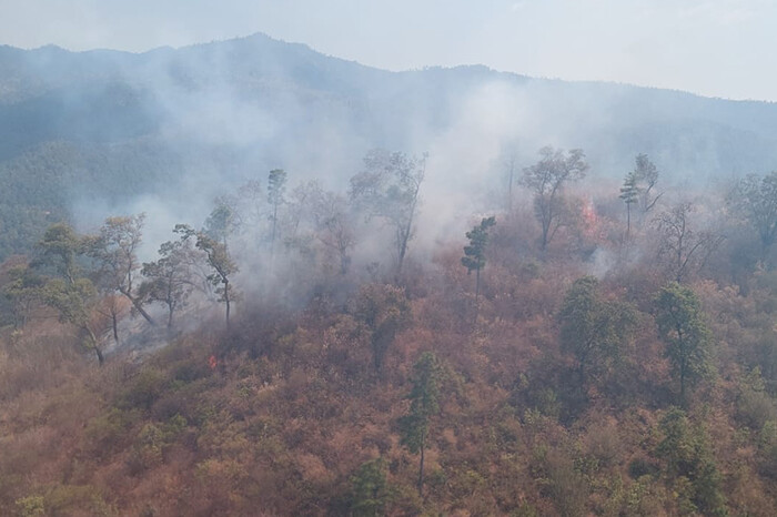 Helicóptero con helibalde combate incendio forestal en Zinapécuaro