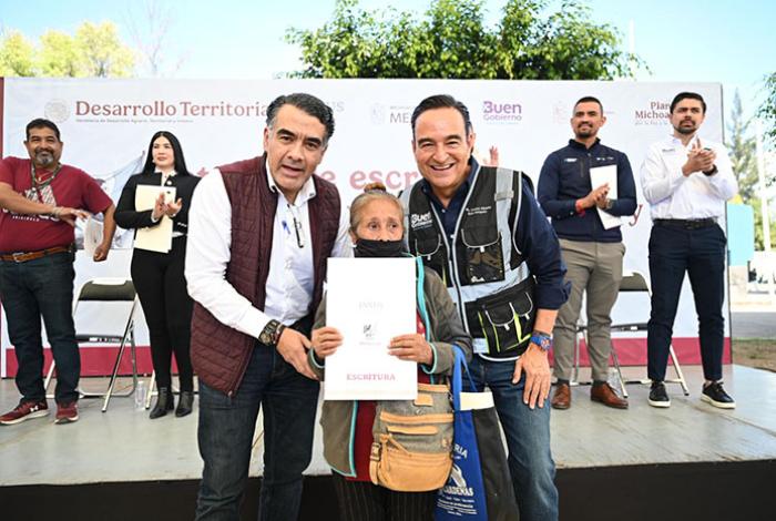 Histórico avance patrimonial: 377 familias de la colonia Ferrocarril reciben sus escrituras