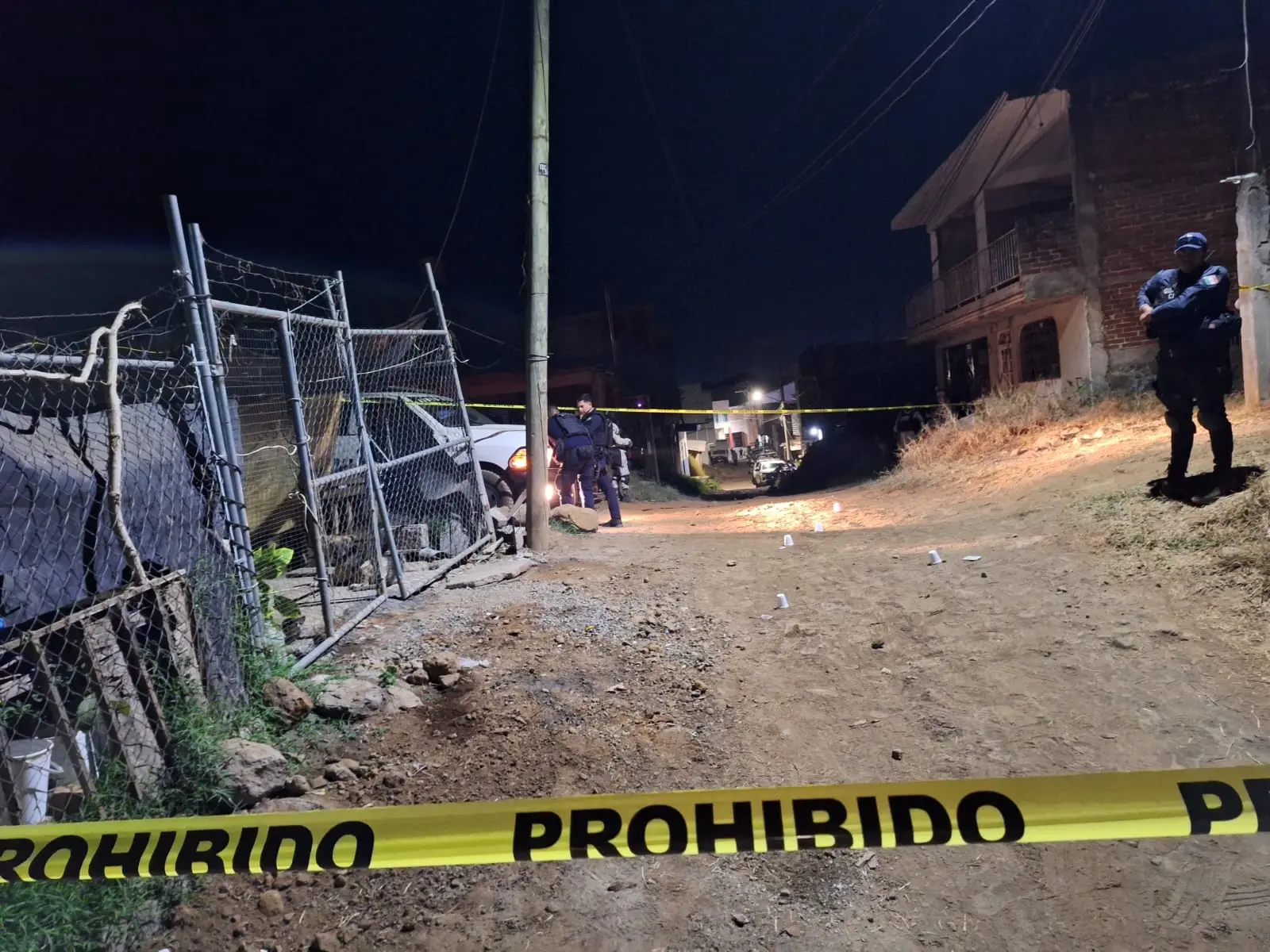 Hombre es atacado a balazos por fuera de su casa, en Villas del Sol Uruapan