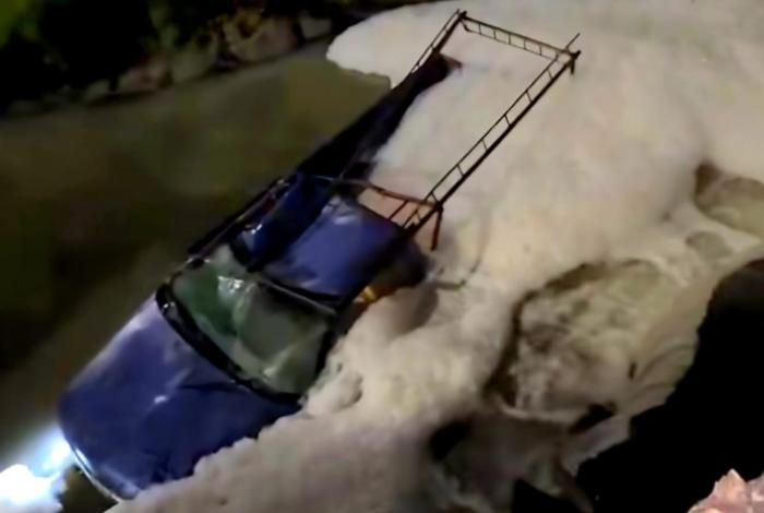 Hombre herido al caer con su camioneta a canal de aguas negras, en Uruapan