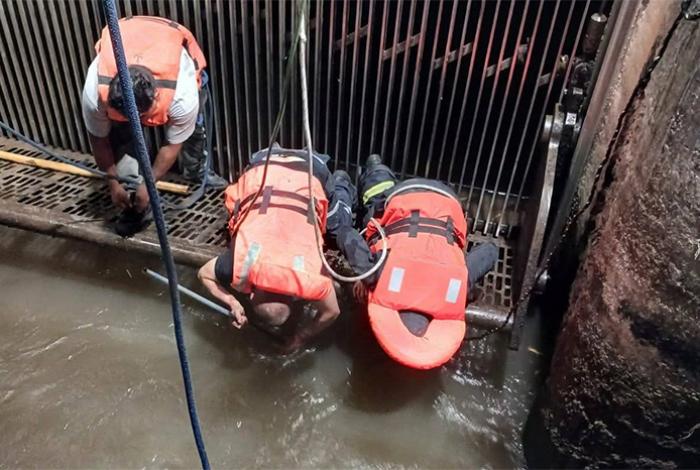 Hombre muere ahogado en presa de Tuxpan; Bomberos Zitácuaro rescatan su cuerpo