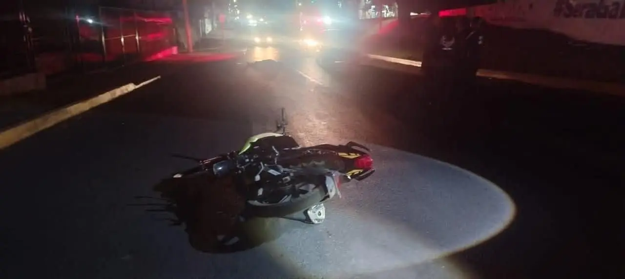 Hombre muere al derrapar en su moto, sobre la Calzada Benito Juárez de Uruapan