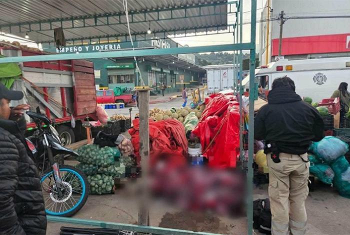 Hombre muere en una tarima frente a la Central de Autobuses de Zitácuaro