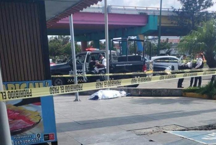Hombre muere por aparente infarto a las afueras de Plaza San Miguel, en Morelia