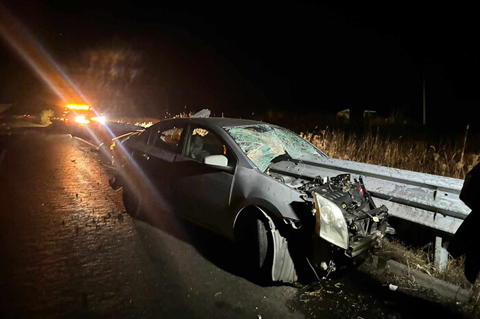 Hombre muere tras choque de auto contra barrera metálica en la Morelia-Pátzcuaro