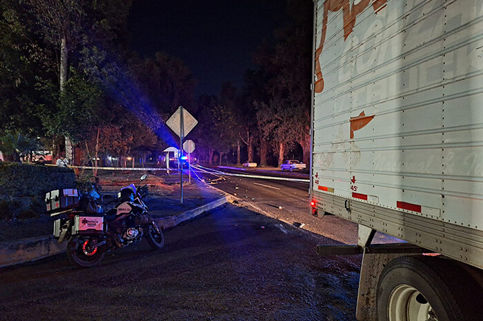 Hombre no identificado muere arrollado por un tráiler, en el Boulevard Industrial de Uruapan