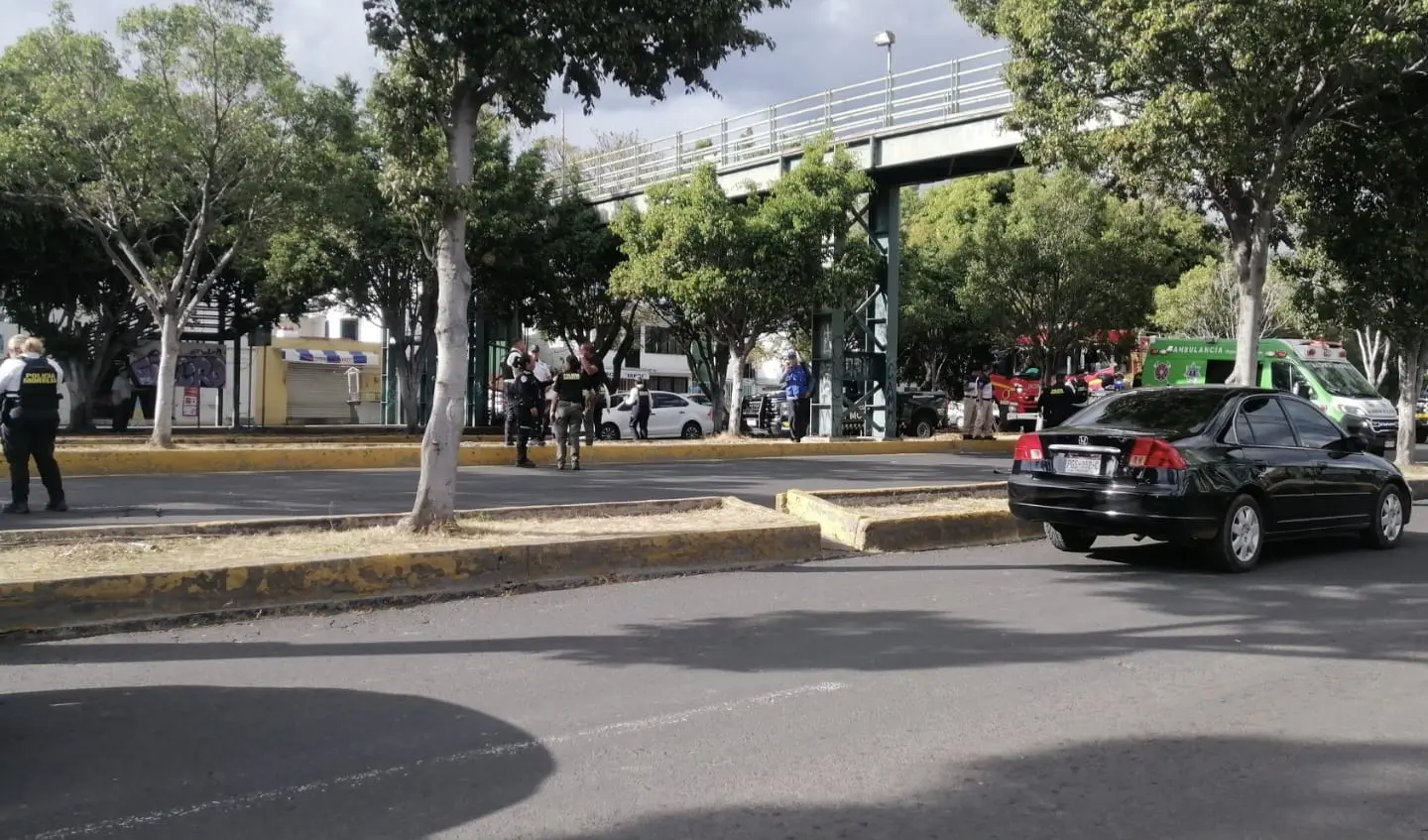 Hombre resulta con lesiones de gravedad tras aparentemente arrojarse de puente peatonal