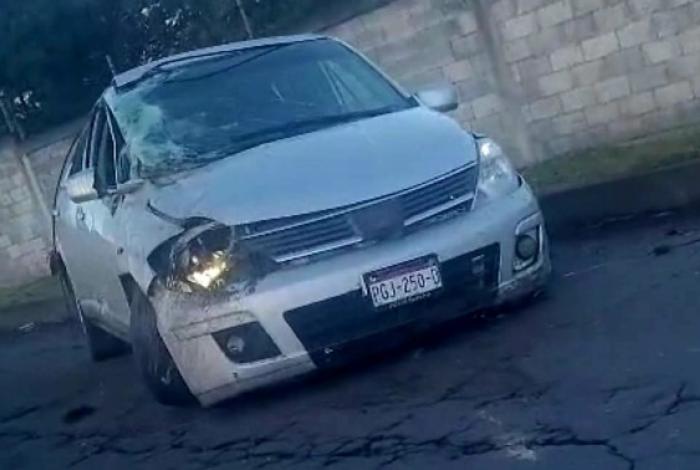 Hombre sale disparado tras volcar su auto, en Uruapan