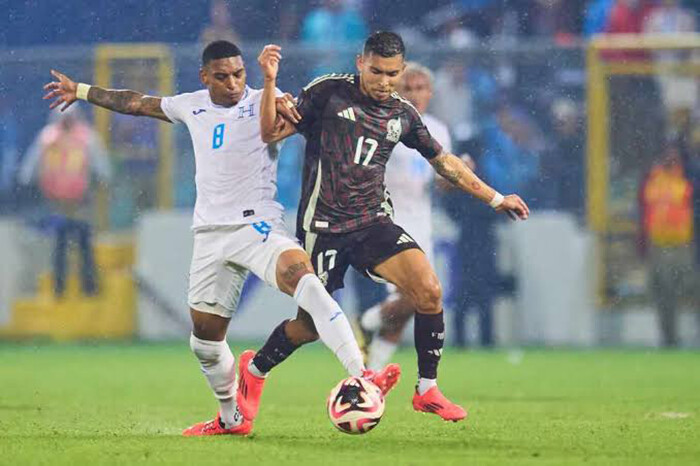 Honduras se la aplica doble al Tri y lo deja al borde del abismo: 2-0