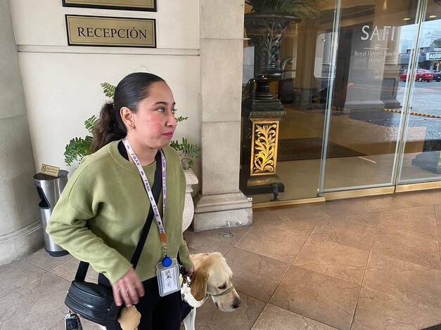 Hotel impide el paso de mujer con discapacidad visual y su perro guía