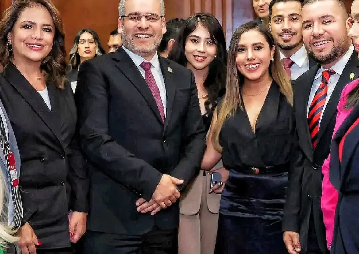 Hoy Michoacán es mejor, Yohana Mendoza al asistir al cuarto Informe de Gobierno de Alfredo Ramírez Bedolla en el Congreso del Estado