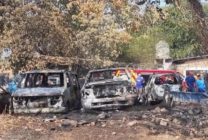 Huetamo: Incendio consume vehículos dentro de taller de hojalatería