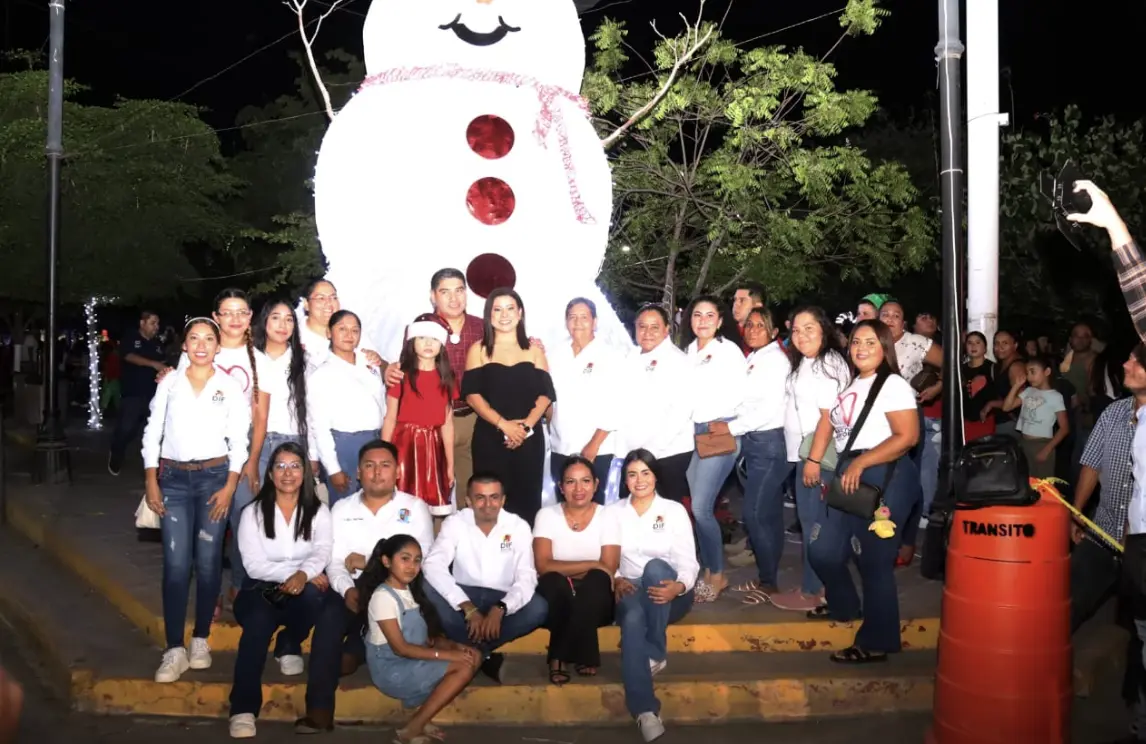 Huetamo se ilumina con el encendido Navideño