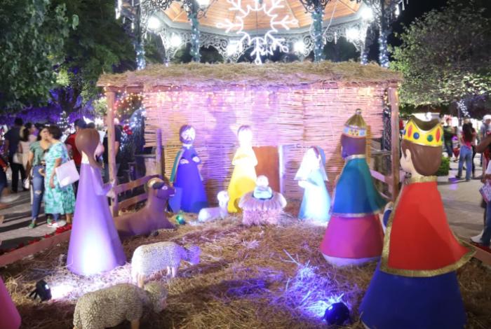 Huetamo se ilumina con el encendido Navideño