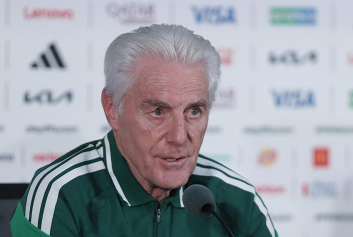 Hugo Broos admite errores tácticos en derrota ante México