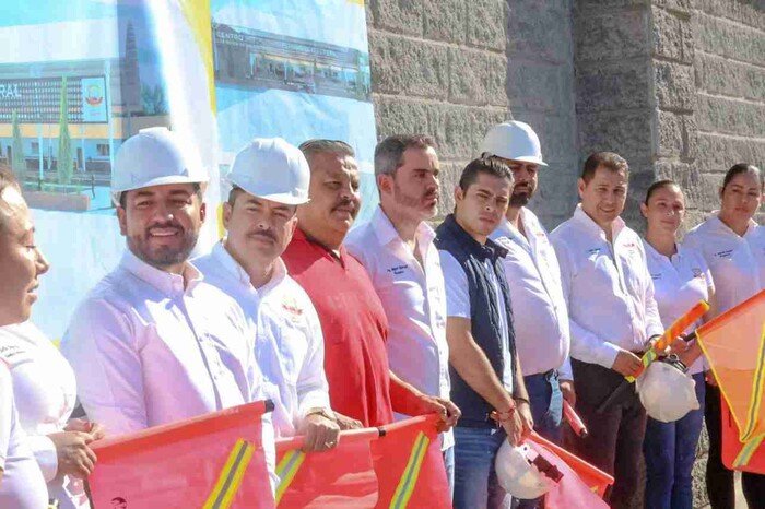 Humberto Jiménez, da banderazo de de arranque de obra en la casa de la cultura, que marca el inicio del Centro Multidisciplinario en Los Reyes.