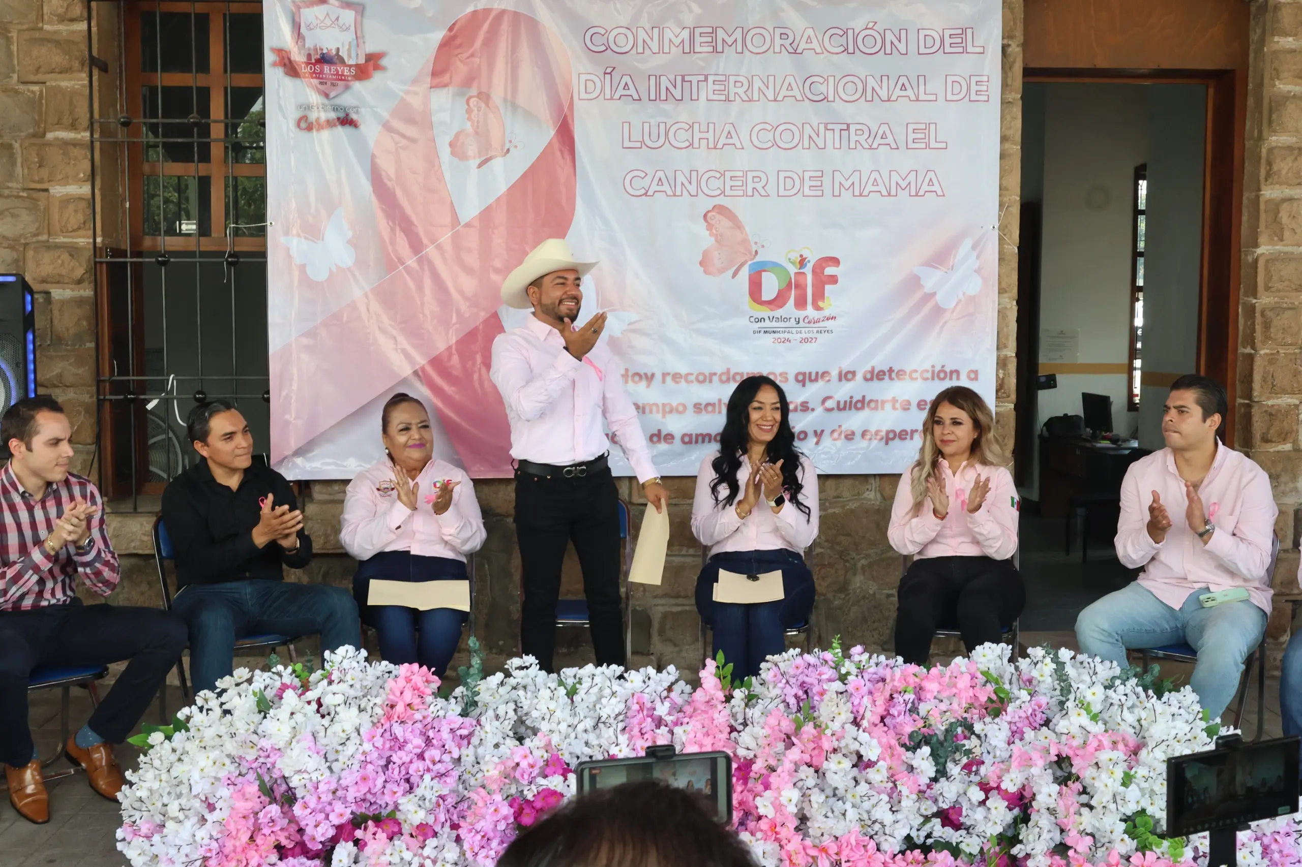 Humberto Jiménez impulsa la prevención y el bienestar de las mujeres reyenses, con campaña rosa