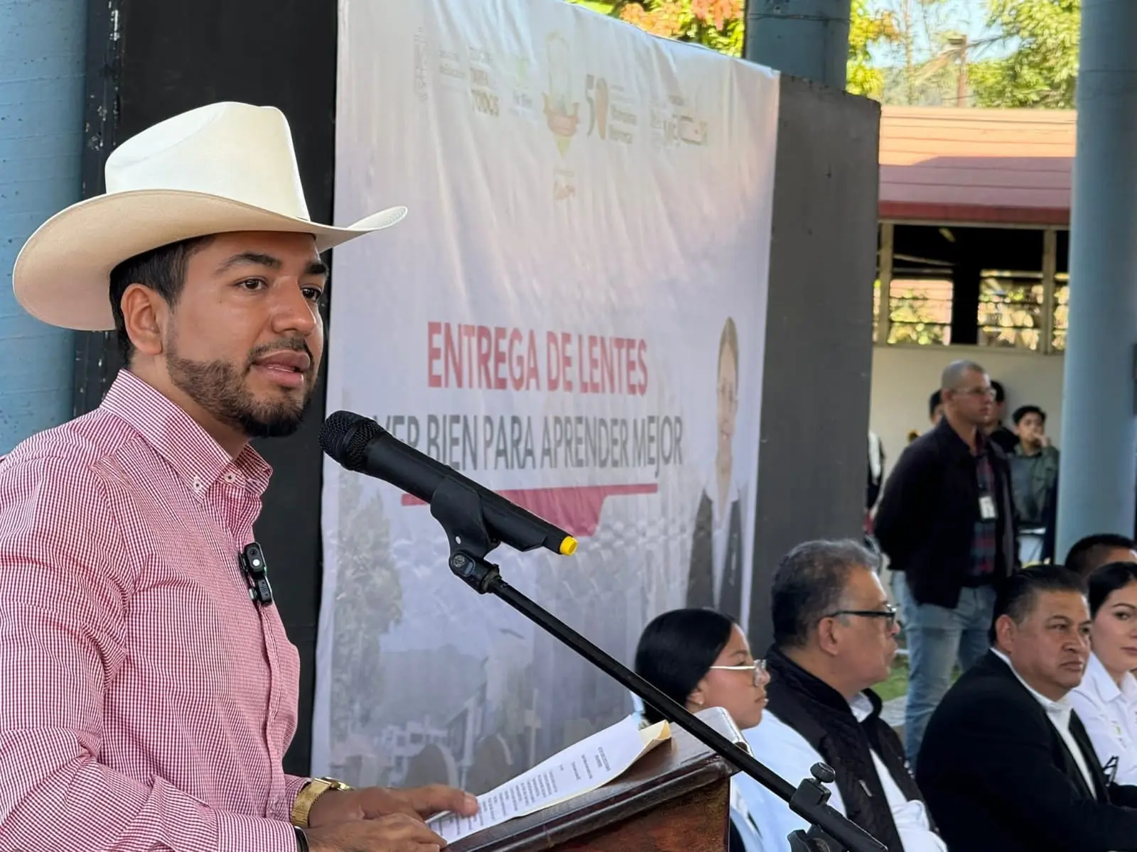 Humberto Jiménez Solís entrega más de mil lentes a estudiantes de la Secundaria 18 de Marzo