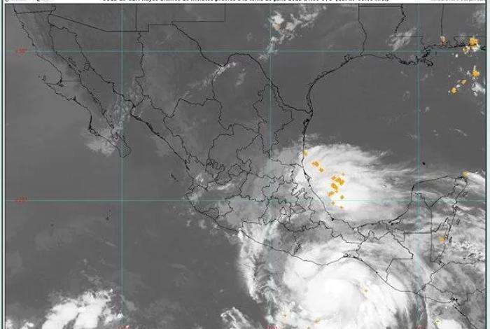 Huracán “Erick” se intensifica y avanza hacia Oaxaca y Guerrero