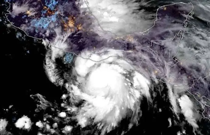 Huracán Erick se intensifica, ya es categoría 2 y amenaza la costa sur del Pacífico mexicano