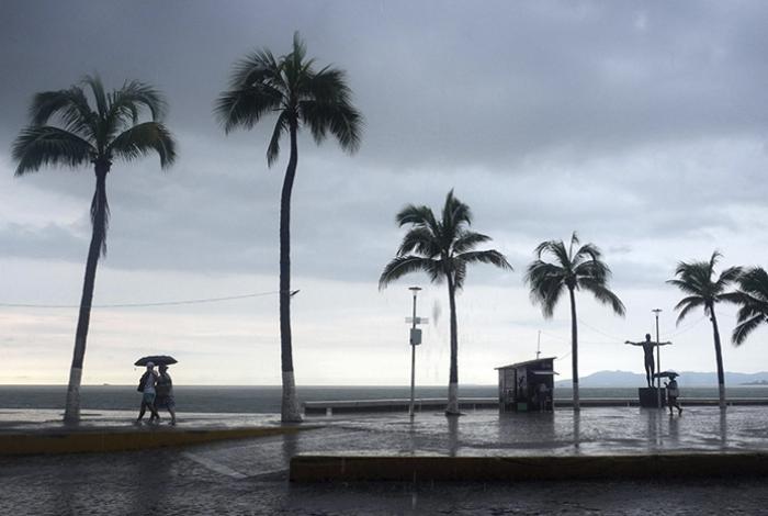 Huracán Polo amenaza con doble impacto y lluvias entre México y EE.UU.
