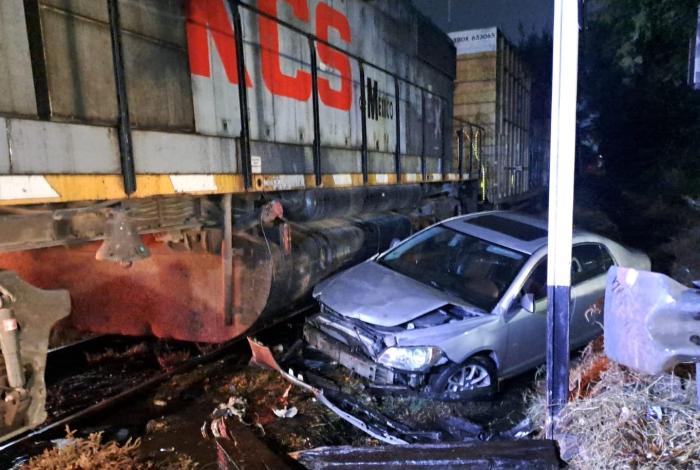 Huye tras intentar ganarle el paso al tren y fallar