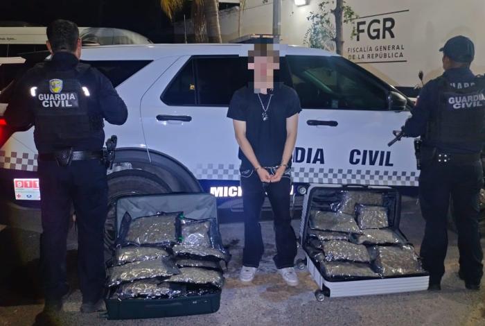 Iba en combi con más de 20 kilos de mari huana