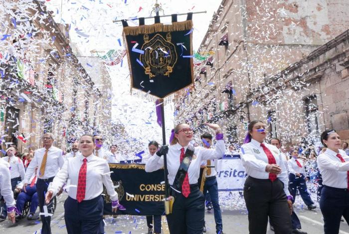 Identidad y orgullo, demuestran las y los nicolaitas en el desfile del 16 de septiembre