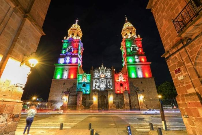 Ilumina Gobierno de Alfonso Martínez a Morelia con colores patrios