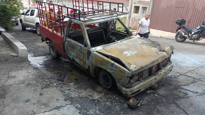 #Imágenes | Arde camioneta en la colonia Isaac Arriaga, al oriente de Morelia 