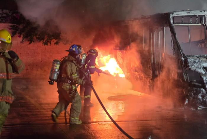 #Imágenes | Arden 2 camiones suburbanos en la Terminal Sur de Morelia