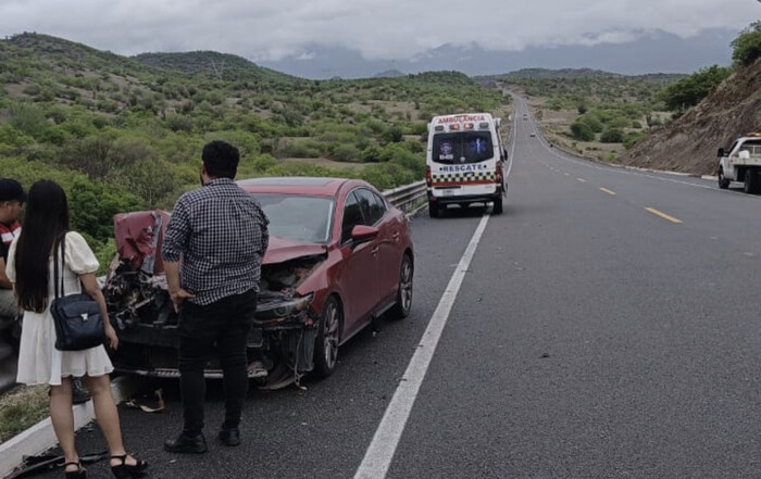 #Imágenes | Auto choca contra contención de la autopista Siglo XXI